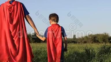 父亲和儿子在日落时扮演超级英雄。